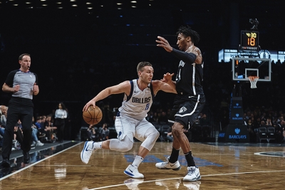 Photo  Brooklyn Nets forward Rondae Hollis-Jefferson defending Dallas Mavericks guard Kyle Collinsworth