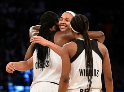 Liberty&#039;s Tina Charles congratulates Kiah Stokes with a hug