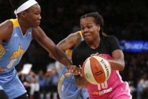 New York Liberty guard Epiphanny Prince protecting the ball