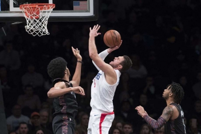 Jarrett Allen, Brooklyn Nets center (l) attempting to block Clippers forward, Danilo Gallinari