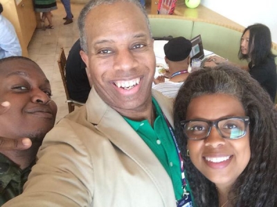 What&#039;s The 411Sports host Glenn Gilliam (center) having fun at 2015 US OPEN