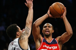 Shane Larkin puts up valiant effort in defending against Washington Wizards player